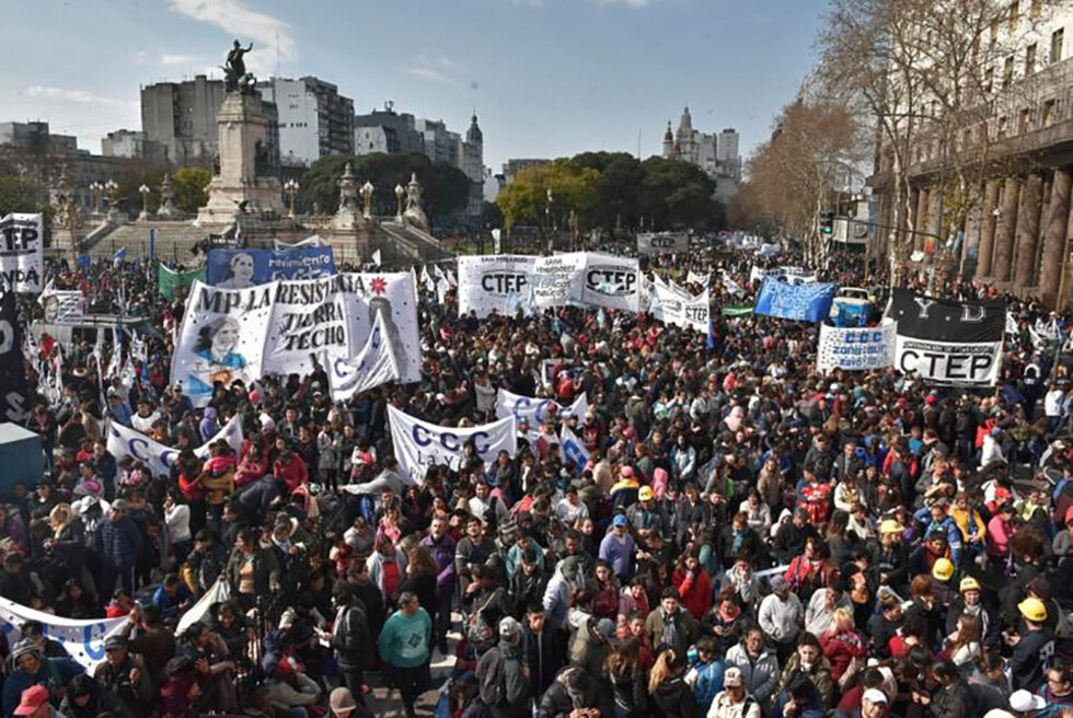 Argentinos marchan contra las política de ajuste