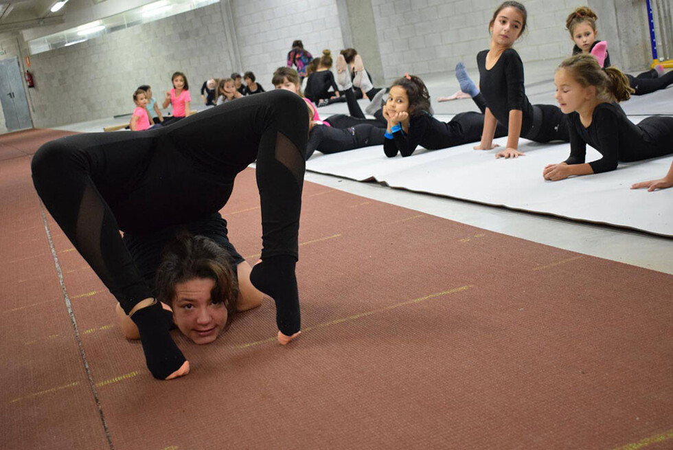 Practicar gimnasia  rítmica