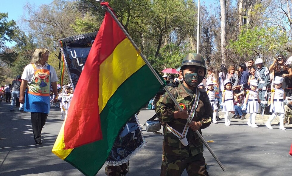 Los más pequeños rinden homenaje a la tricolor boliviana en Tarija