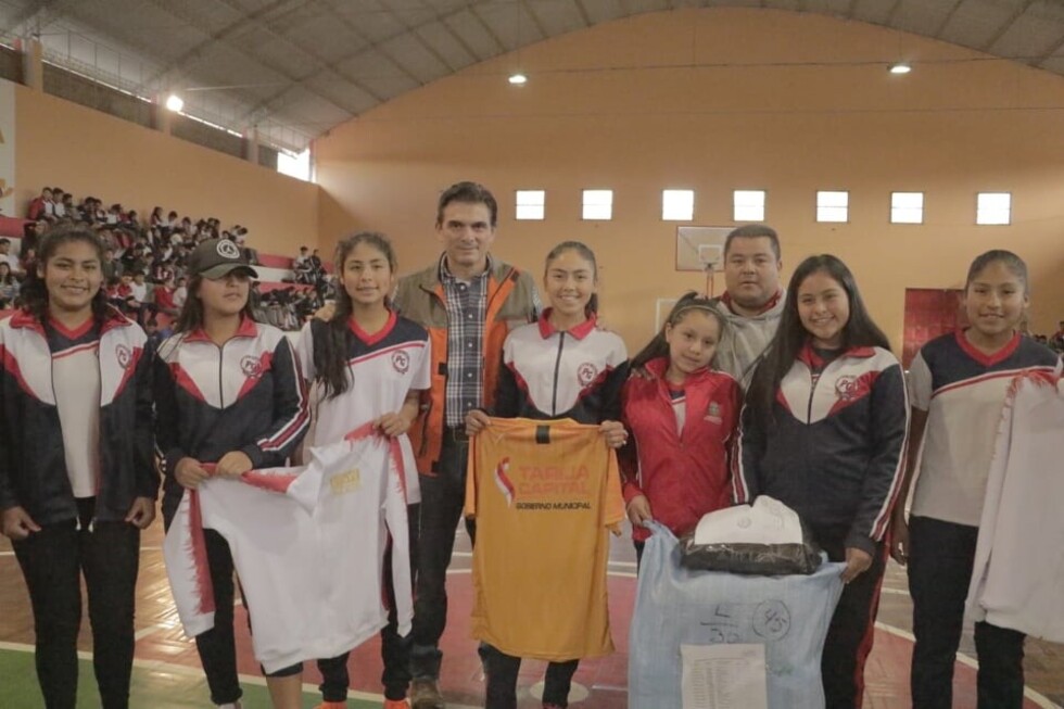 Alcalde Paz entrega ropa deportiva a estudiantes que participarán en juegos deportivos plurinacionales
