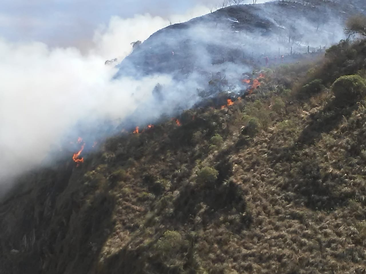 Marchistas de Tariquía se detienen para ayudar en el incendio de Canaletas