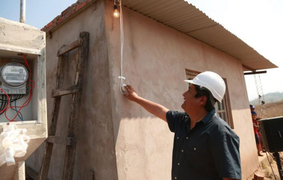 Familias de Tierras Nuevas en Yacuiba acceden a electricidad