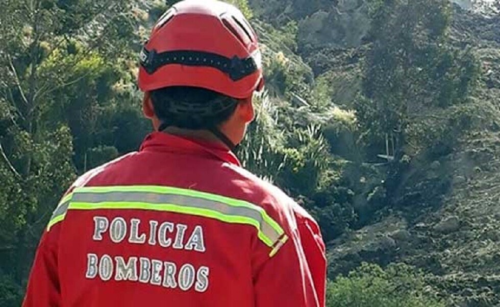 Muere bombero que cayó por un barranco tras mitigar incendio en Coroico