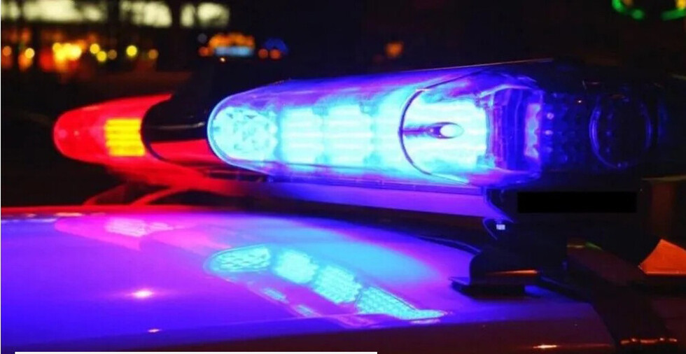 Encerró a sus hijos en camioneta y  fue a bailar
