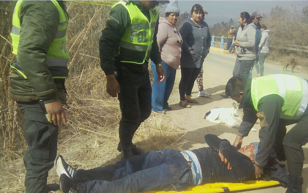 Motociclista cae y sufre un TEC en Sella Méndez-Tarija