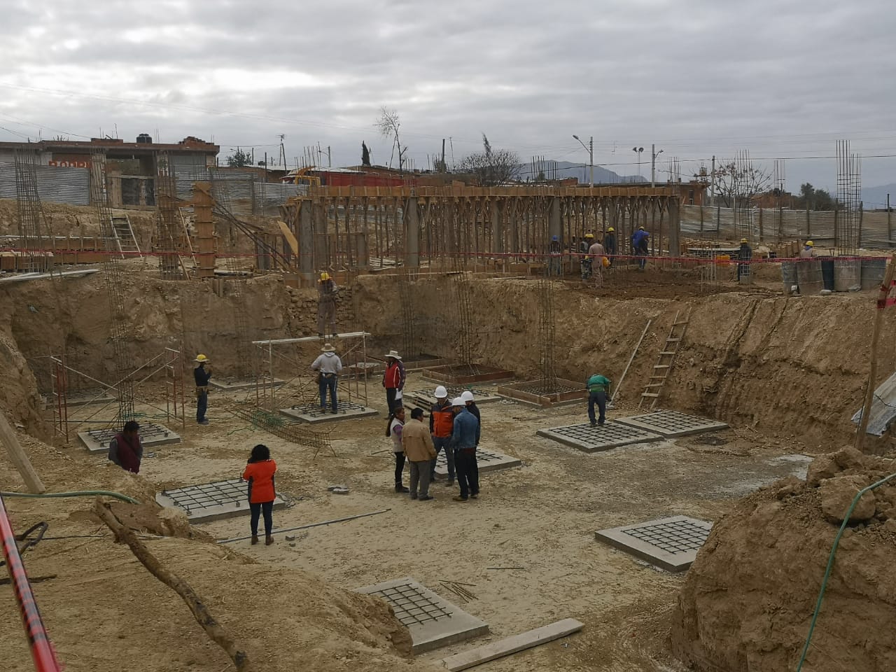 Paz inspecciona avance de obra en unidad educativa Nueva Esperanza de Tarija