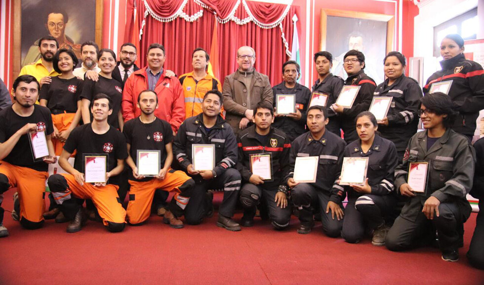 Bomberos voluntarios son reconocidos por Gobernador de Tarija