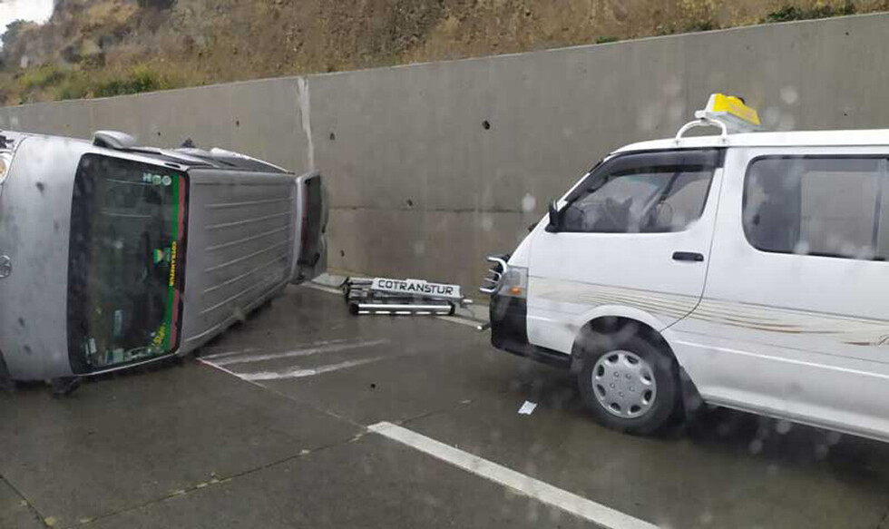 Seis vehículos chocan tras vuelco de minibús en autopista La Paz-El Alto.