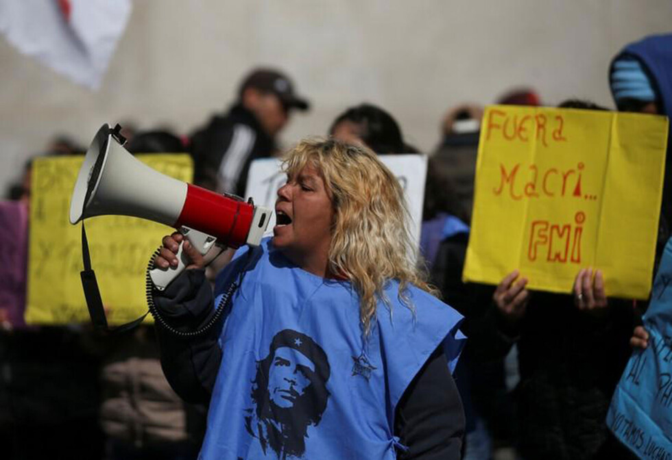 Argentinos marchan contra Macri en medio de la crisis
