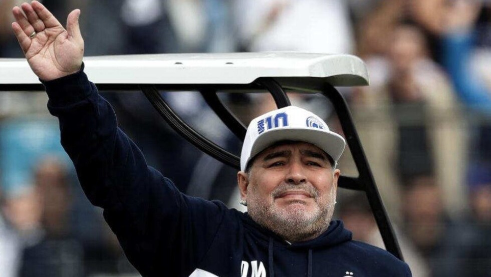 Diego Maradona tuvo un emotivo recibimiento en Gimnasia La Plata