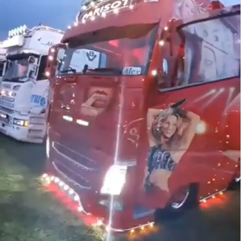 Camión rojo  sorprende a Shakira