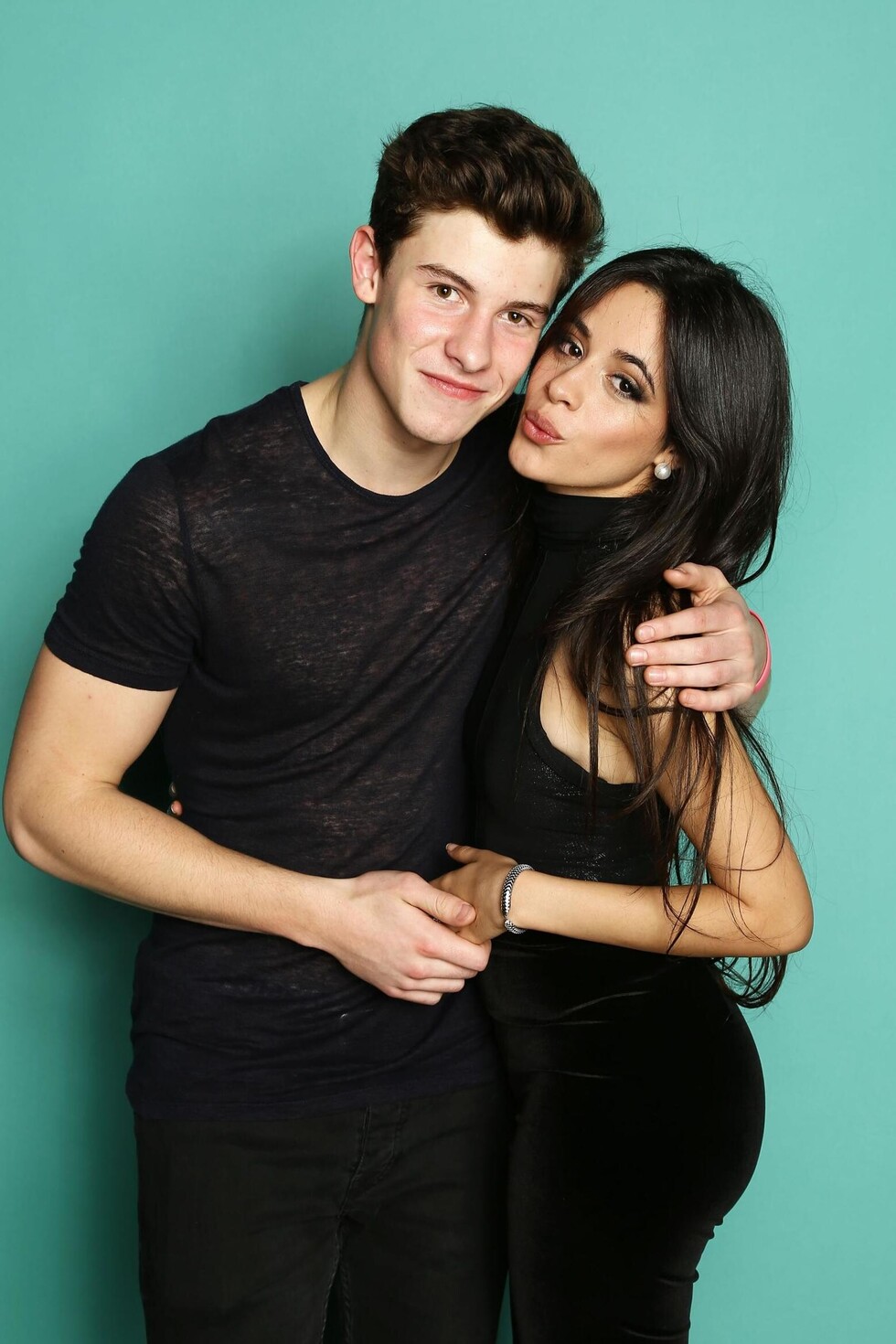 Shawn Mendes y Camila  Cabello ironizan sus besos