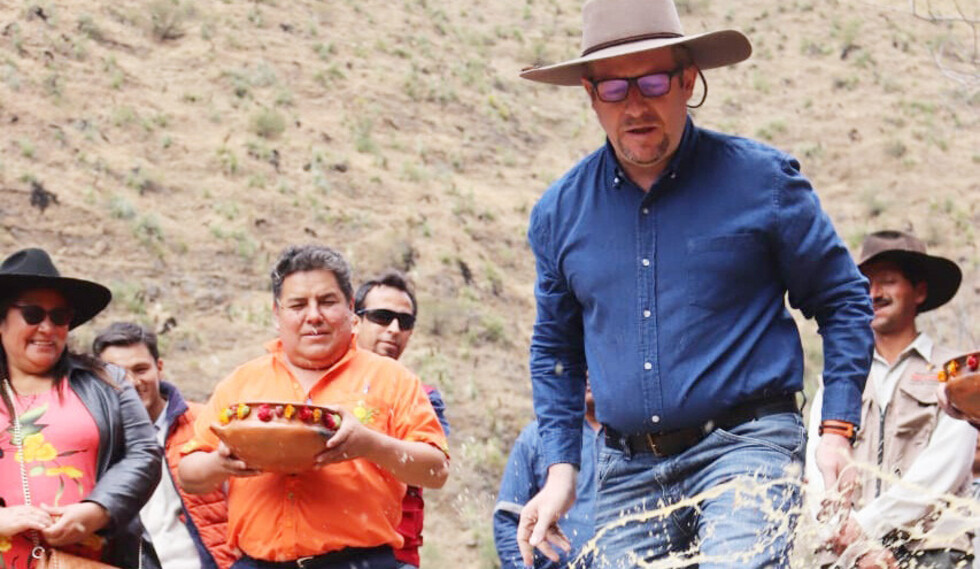 Oliva entrega sistema de riego en la comunidad de Trancas