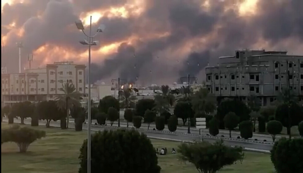 Un ataque con drones causa un gran incendio en una de las mayores refinerías del mundo en Arabia Saudita