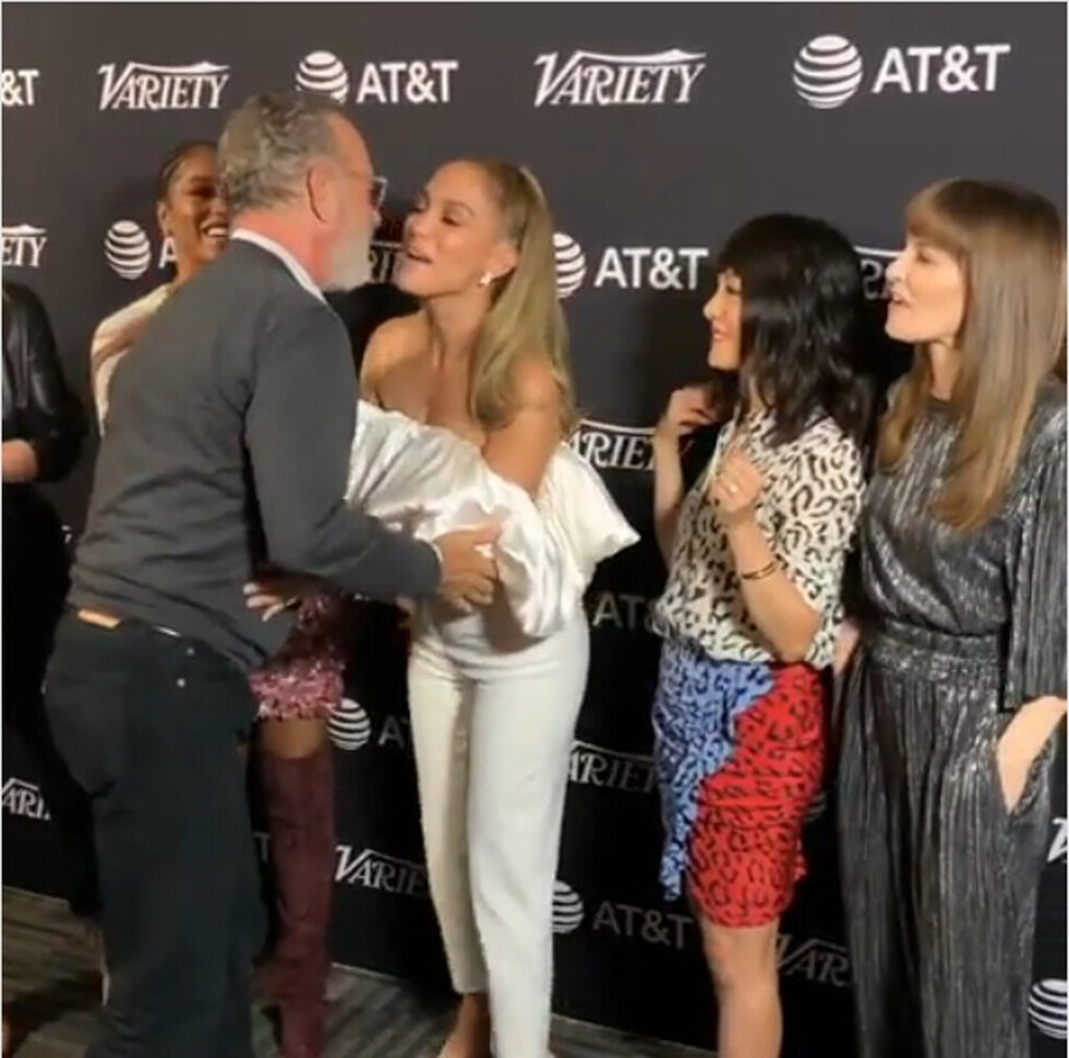 ¿Tom Hanks  se limpió el  beso de JLo?
