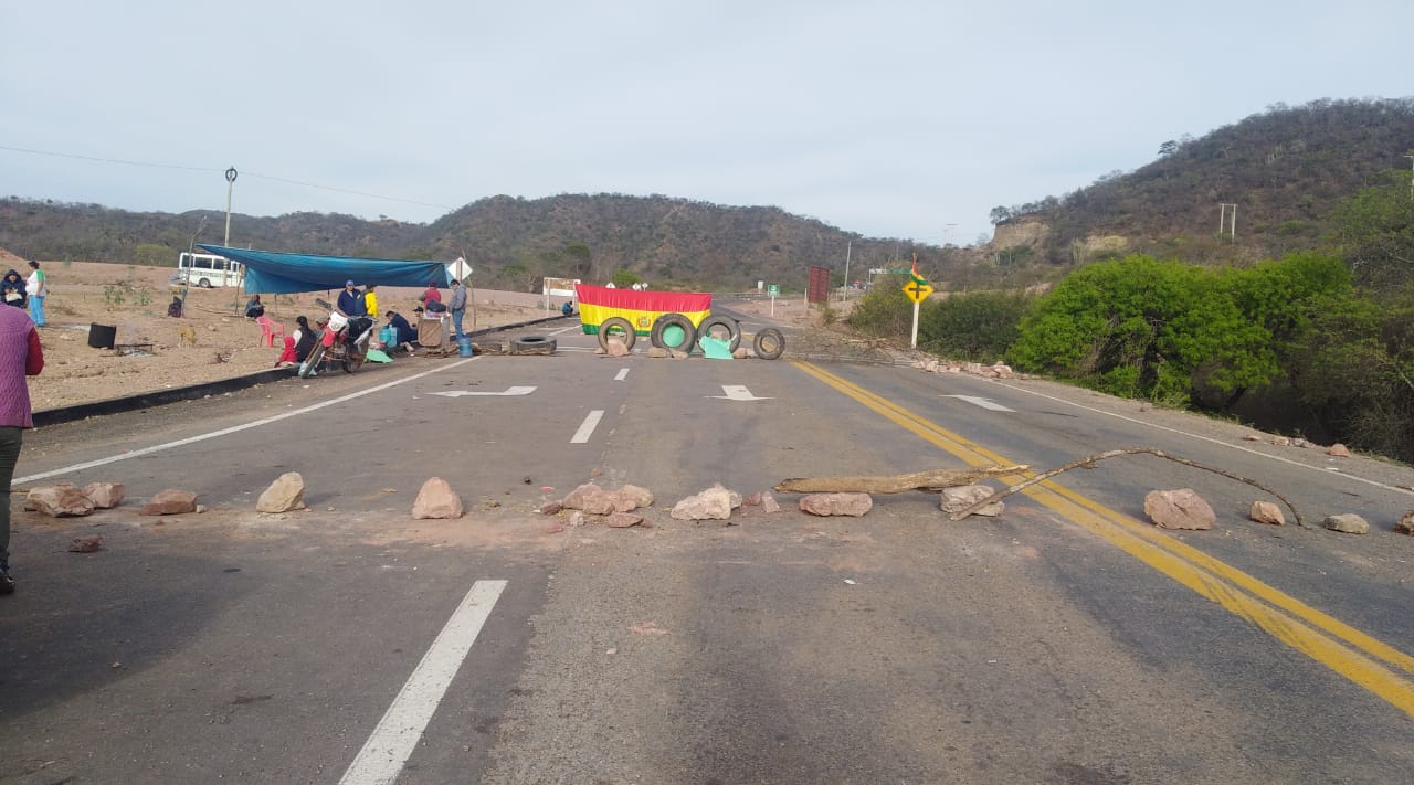 Segundo día de bloqueo en Palos Blancos-Tarija