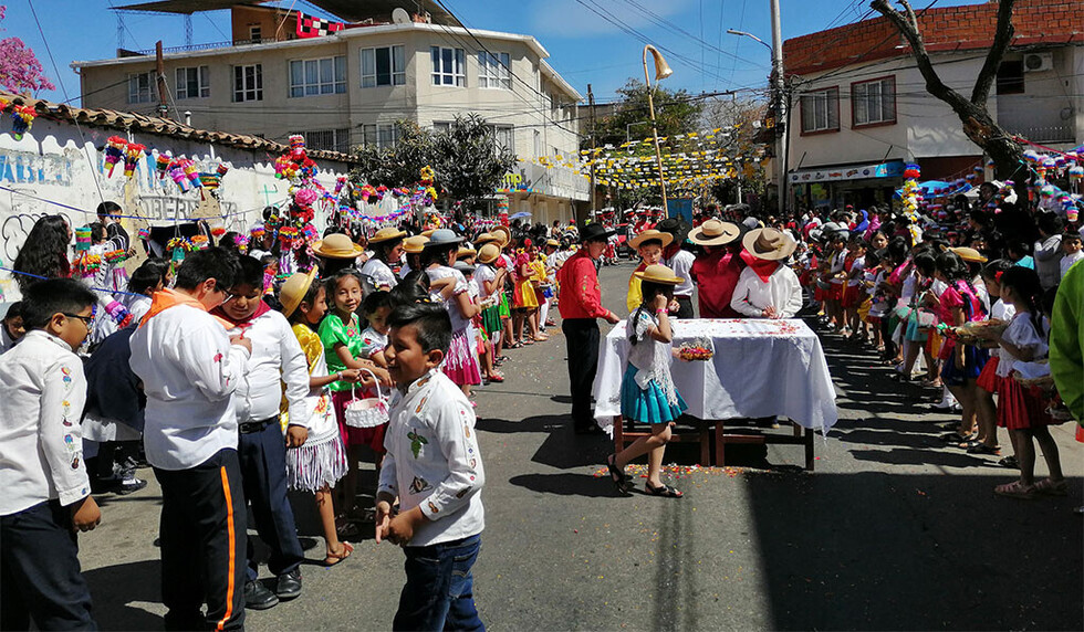Niños del colegio María Laura Justiniano esperando la procesión de San Roque