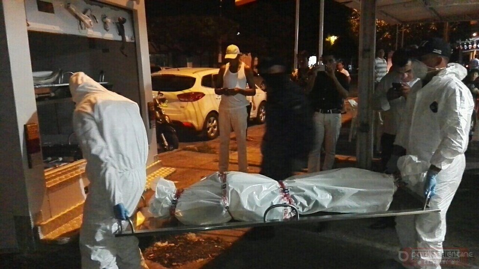Discutió con su ex novia  y la mató de un balazo