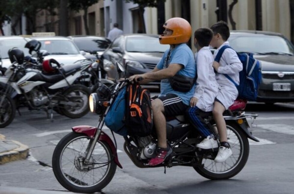 Niños de cinco años en moto; un riesgo invisible en aumento en Tarija