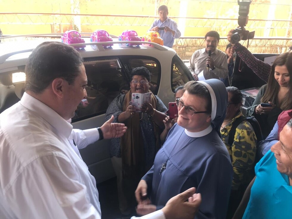 Arce y Quintana entregan equipamiento y vehículos a hogares de acogida en Tarija