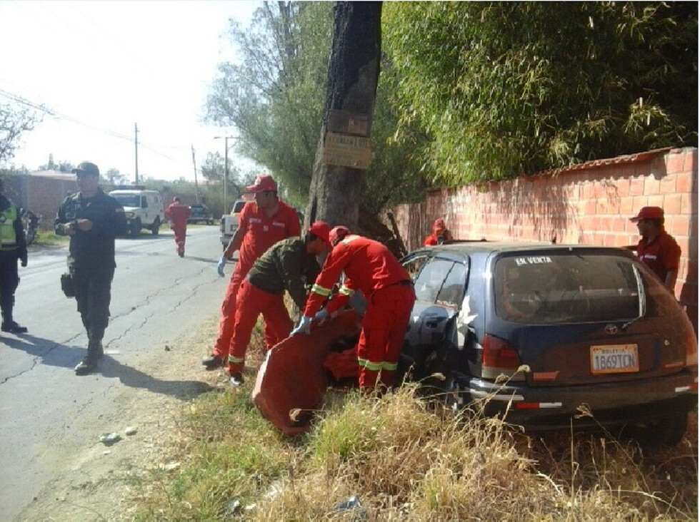 Muere joven de 29 tras chocar su auto contra un árbol en el barrio San Luis de Tarija
