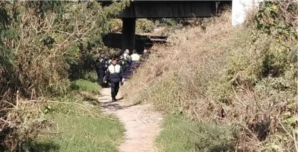 Mujer intentó arrojar a su hija desde un puente