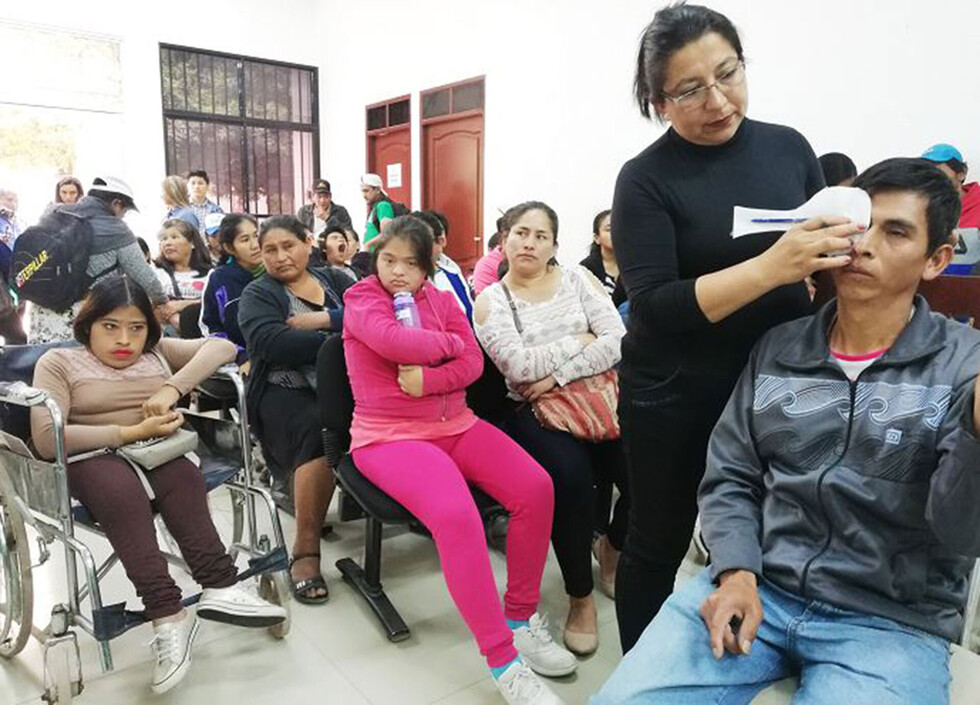 Otorgan lentes a personas con discapacidad