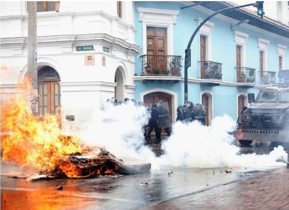 Protestas paralizan transporte en ciudades de Ecuador, detienen a cientos de personas
