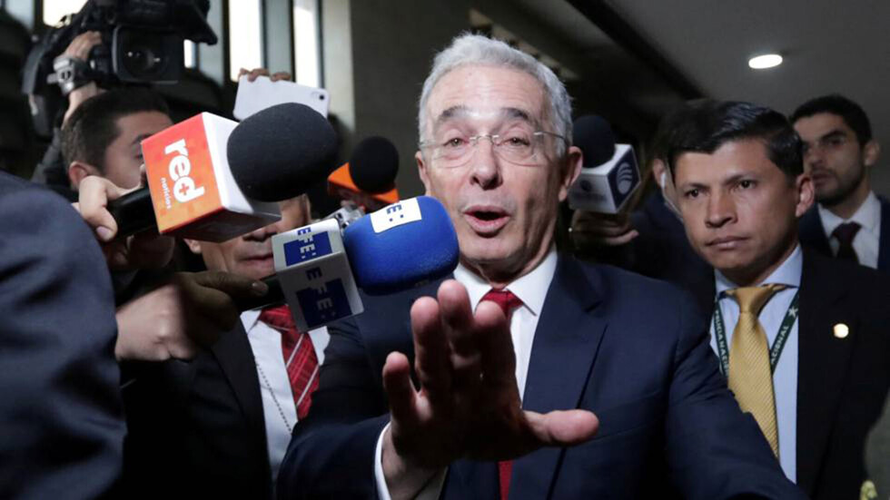 Uribe comparece ante una corte
