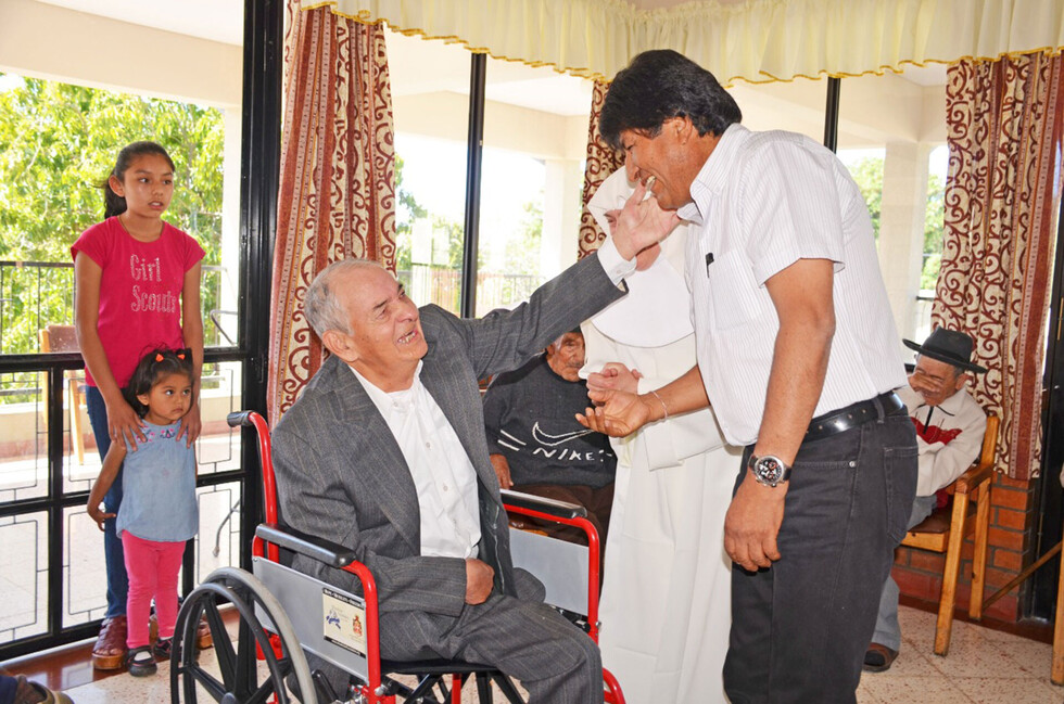 Evo entrega vehículo e insumos para hogar de ancianos de Tarija