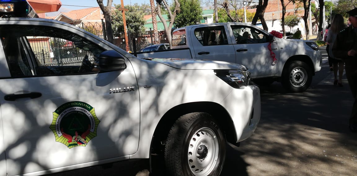 Alcaldía de Tarija entrega dos camionetas a la Fuerza Especial de Lucha Contra la Violencia