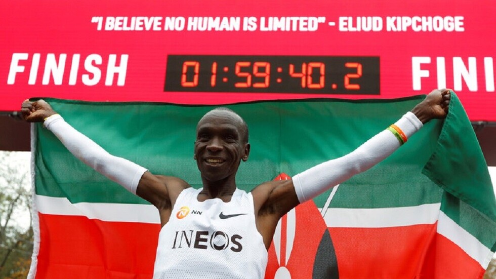 Keniano Kipchoge hace historia y corre la maratón en menos de dos horas (Video)