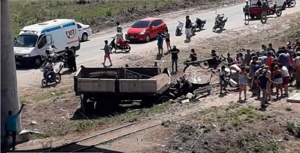 Camión cayó  desde puente  y murieron  dos personas