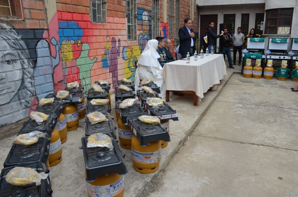 Héctor Arce entrega cocinas y hornos a la organización católica Cáritas en Tarija