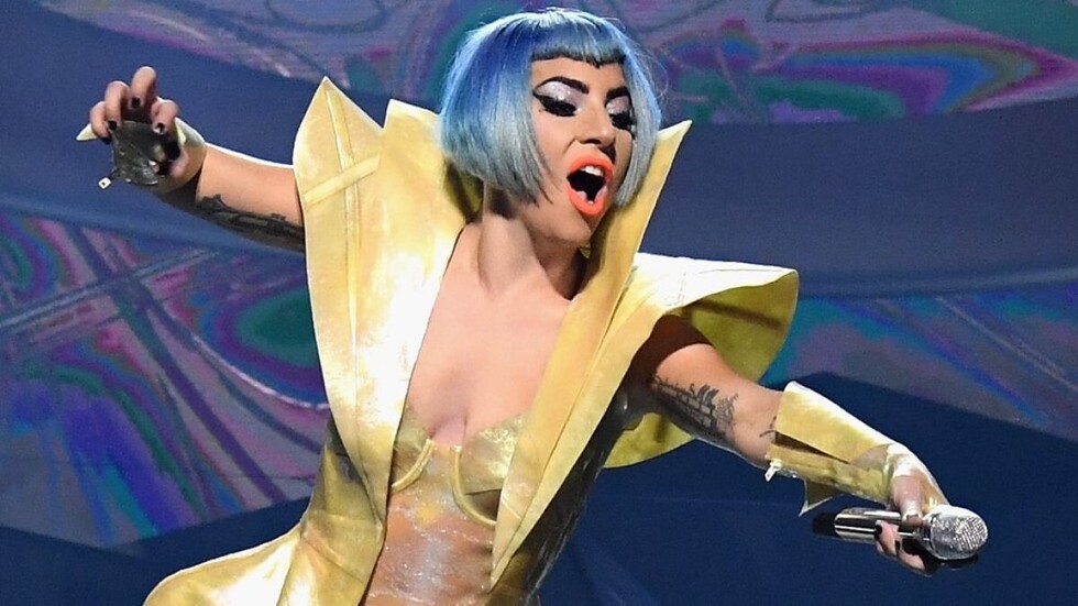 Lady Gaga sufre caída  junto a fan