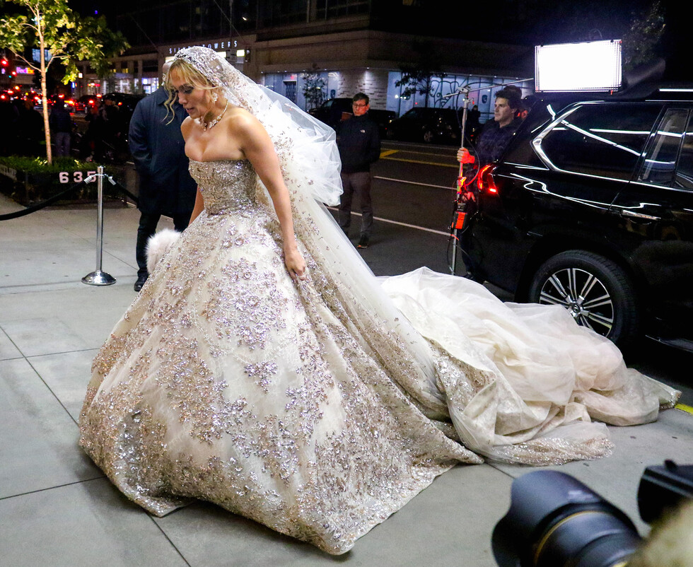 JLo se puso un vestido de  novia y se ve espectacular