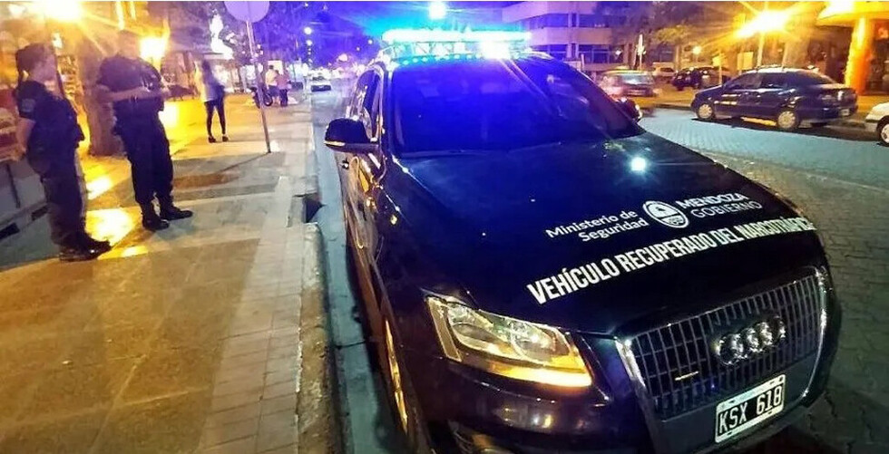 Le vuelan la cabeza a joven en una reunión