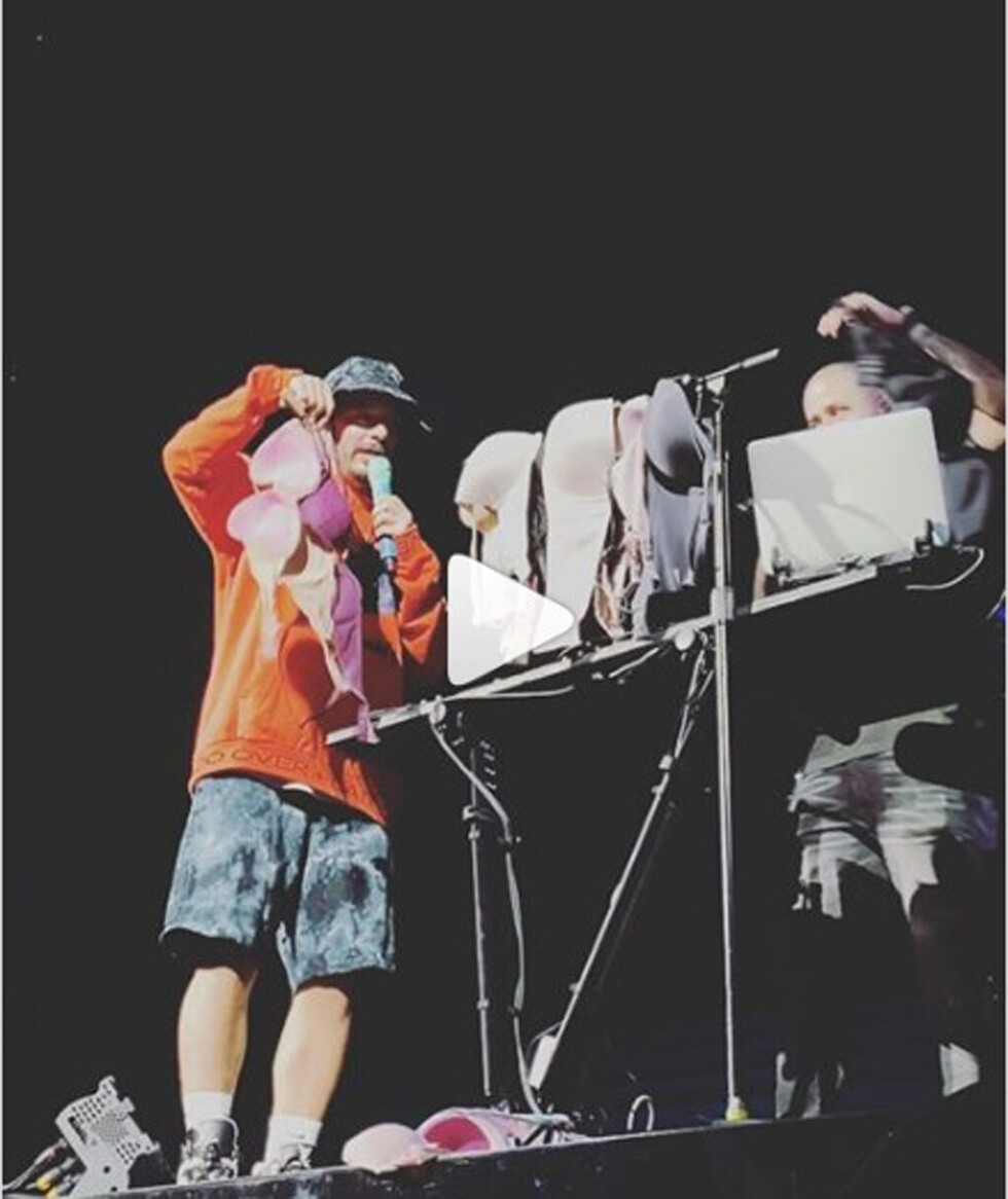 Balvin recibió  una lluvia de  brasieres