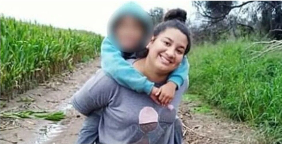 Mató al hijo mientras abrazaba a su mamá muerta