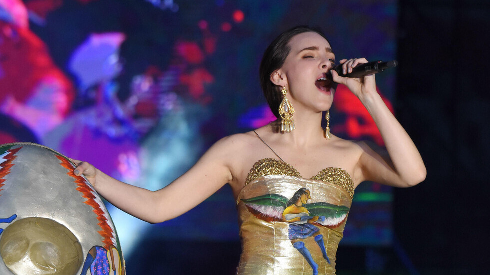 Belinda dio una serenata en restaurante
