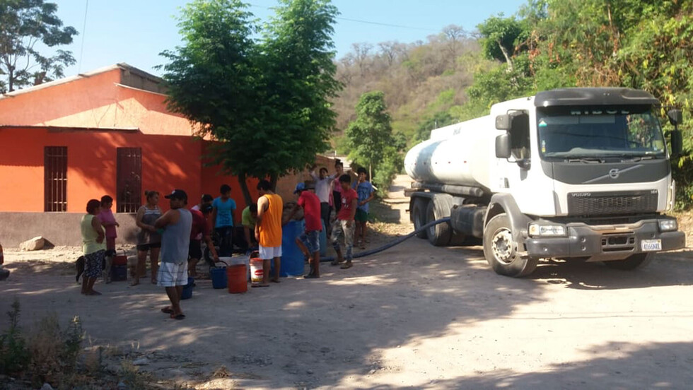 En Yacuiba: tras corte de energía, distribuyen agua en cisternas