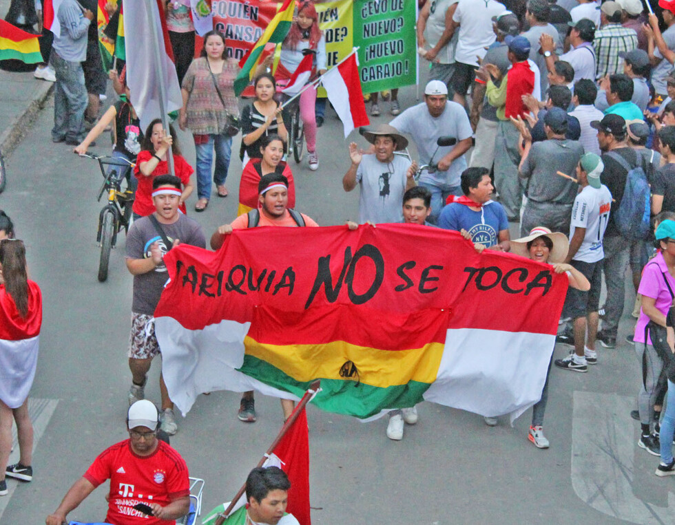 Marcha en “Defensa de la Democracia” reunió a miles de personas