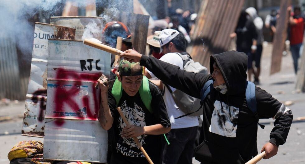 Arrestan a 12 bloqueadores con bombas molotov