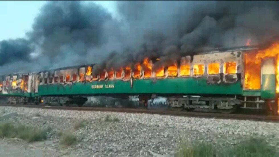 Pakistán: incendia tren de pasajeros, hay 71 muertos