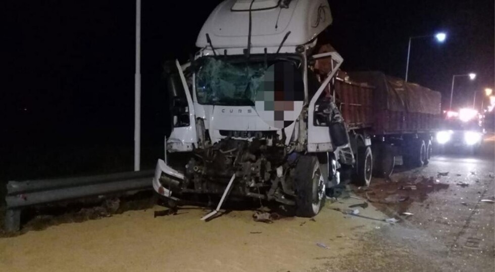 Muere una personas tras choque de 2 camiones