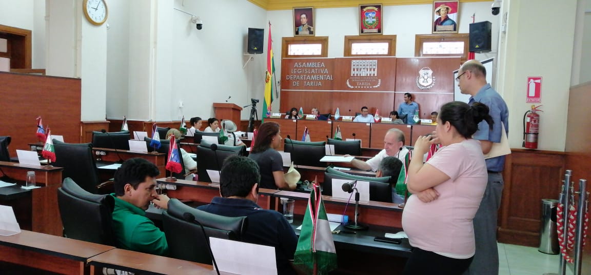 Asamblea amaga con sesionar; pero suspende en 30 minutos