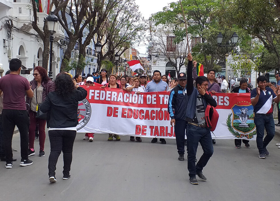 Cívicos concretaron la toma pacífica de entidades estatales