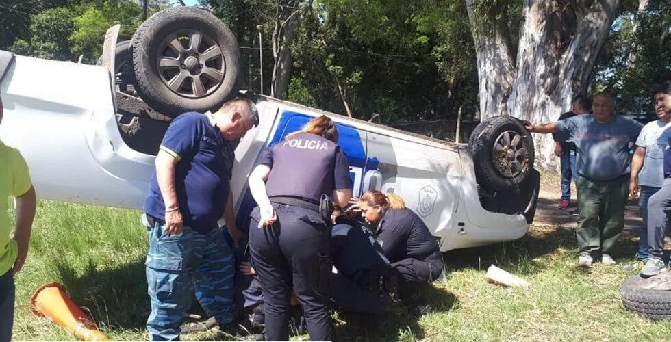 Preso quiso ahorcar a un agente en  un patrullero