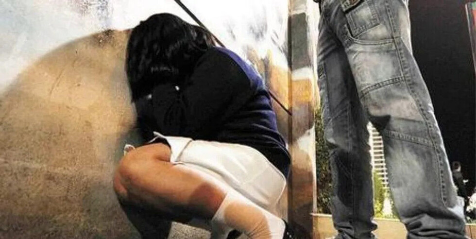 Golpeó a una niña que era violada por su novio