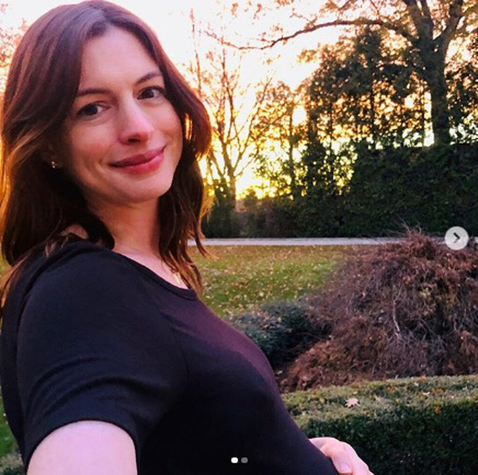 Hathaway mostró su  baby bumpy